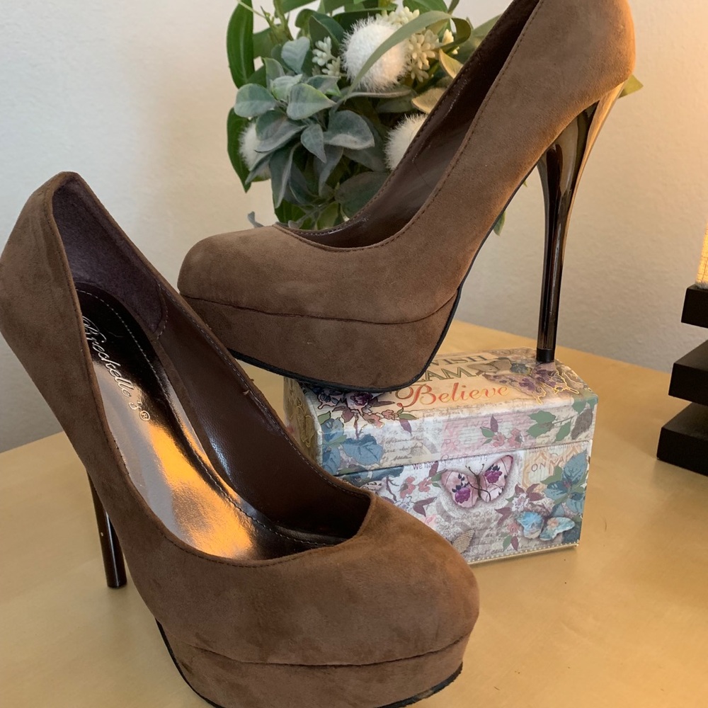 Breckelle’s Brown suede heels